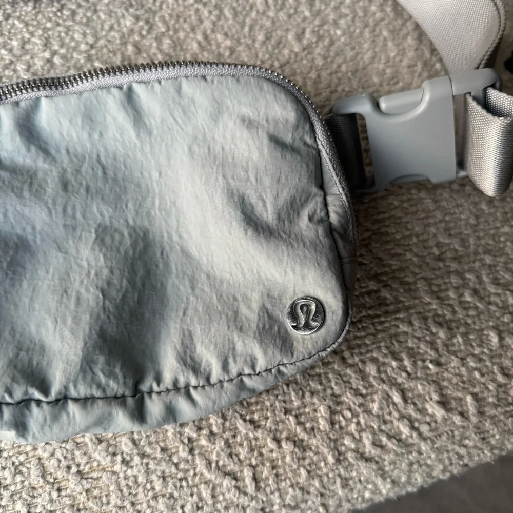 Lululemon Everywhere Belt Bag - Picture 4 of 8